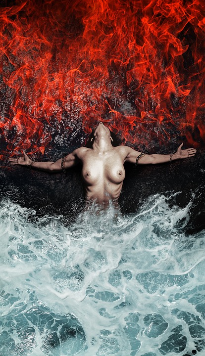 Kvinna med nakna bröst med underkropp i vatten och huvudet möts av eld